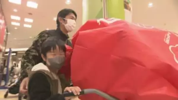 福袋を求めて4000人が列　人気は“１万円”　当日抽選で200個販売　富山市のファボーレ