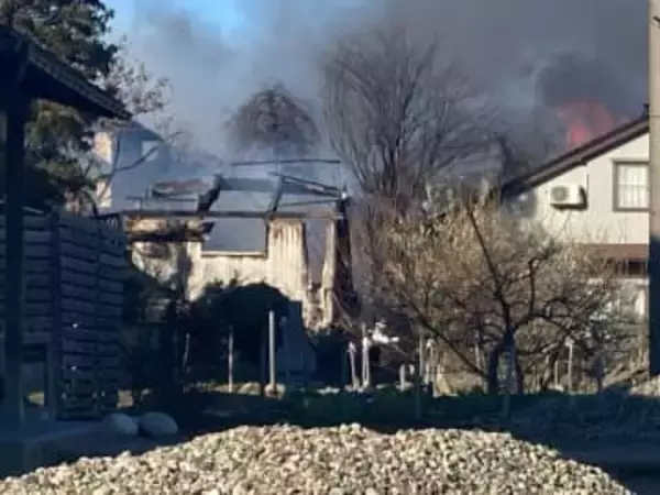 富山市で住宅など複数燃える火事 強風注意報のなか「煙が上がっている」と通報