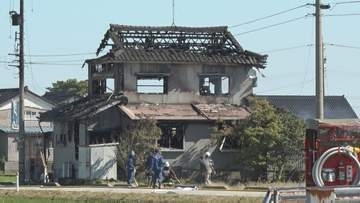 住宅焼ける火事…火元は1階寝室か　敷地内の作業場も延焼　70代女性がけがも命に別状なし　富山・入善町