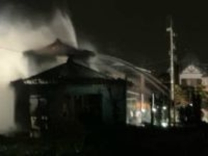 「台所で何かが燃えている」富山・上市町で建物火災　80代女性を搬送、消火活動続く