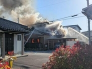 富山市で住宅火災　1人救急搬送もけがの程度は不明　海岸部に近い住宅街　黒煙立ち上り騒然