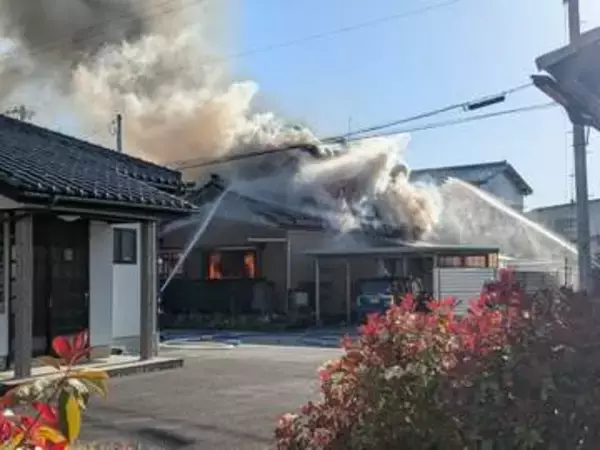 富山市で住宅火災　1人救急搬送もけがの程度は不明　海岸部に近い住宅街　黒煙立ち上り騒然