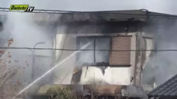 【住宅火災】静岡・沼津市で２階建て住宅を全焼する火事　住人の男性は逃げ出して無事