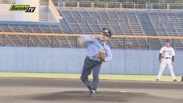 【県警･球団連携】｢ハヤテベンチャーズ静岡｣の試合に合わせ県警が広報活動…始球式の本部長勇姿に声援も(静岡)