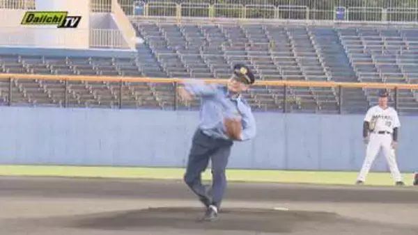 【県警･球団連携】｢ハヤテベンチャーズ静岡｣の試合に合わせ県警が広報活動…始球式の本部長勇姿に声援も(静岡)