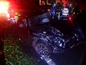 富士市の東名高速で６台関連の多重事故　停車した乗用車にトラックやバスが次々と追突　１人軽傷（静岡）