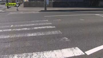 【重傷ひき逃げ】交差点横断歩道で高齢女性はね頭の骨折るけがさせ車逃走…警察は黒いミニバンタイプの車の行方追う(浜松市中央区)