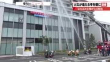 立ち込める煙からの脱出　暖房器具の使用などで火災の件数が増える冬を前に、病院で火災発生の想定で訓練