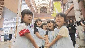 色とりどりの短冊が商店街彩る“七夕飾り”園児らの願い事は…サッカー選手になれますように！