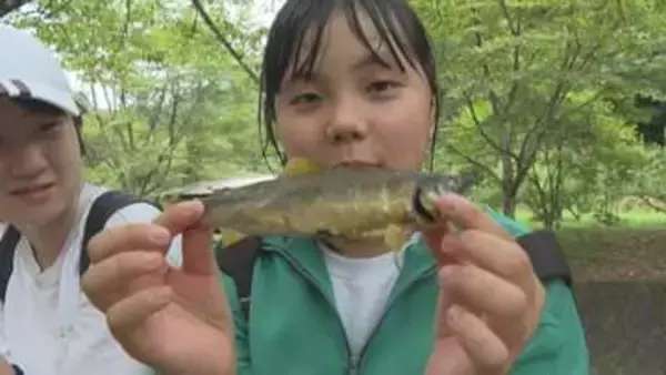 中学生がアユ釣りに挑戦「私のファーストキスはアユ」ふるさとの自然を満喫