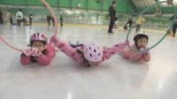 県内唯一のスケートリンク　今シーズンの営業開始を前に園児が初滑り　山口・下松