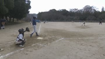 序盤リードも体力が…世代超えた熱い戦い　平均年齢70歳超のチームと少年野球チームが対戦　山口