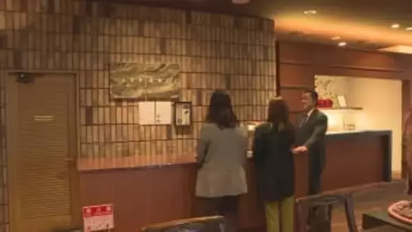 フグの尾びれを絵の具に…廃材を使ったアート作品を展示　山口・下関