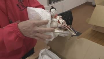 古い町並みをひな人形で彩る　「大殿ひなさんぽ」前に飾りつけ　山口