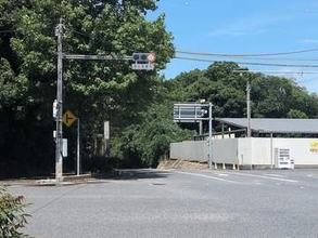 【速報】大型トラック横転→積み荷“電柱４本”道路に散乱　片側交互通行に　山口・宇部