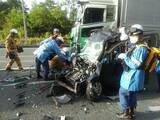 「国道2号で大型トラックや軽乗用車など3台が絡む玉突き事故　女性1人が骨折の疑いで救急搬送　山口・山陽小野田」の画像1