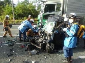 【速報】国道でトレーラーや軽乗用車など3台が絡む玉突き事故　けが人がいるもよう　山口・山陽小野田