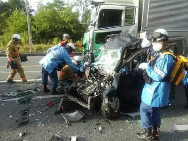 国道2号で大型トラックや軽乗用車など3台が絡む玉突き事故　女性1人が骨折の疑いで救急搬送　山口・山陽小野田