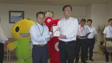 新1年生らの事故を防ぐ！こくみん共済coopなどが山口県教委へ”交通安全の旗”約4500本を寄贈