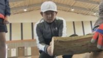 ｢どんどん進んでいくのが楽しかった｣小学校で森の学校 ノコギリで丸太切る体験　山口・周南