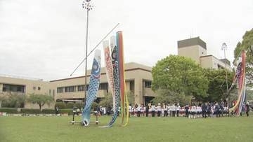 大きなこいのぼりにびっくり　園児参加のこいのぼりまつり　山口・下松