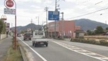 男性が大型トラックにはねられる　山口・防府