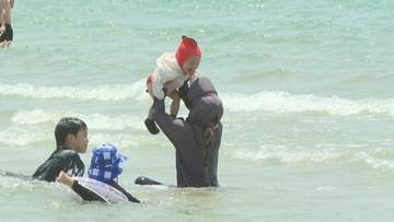 夏本番の光景！海水浴場に多くの人「おばあちゃんらと来た」砂浜で遊んだり海で泳いだり、思い思いに楽しむ人々