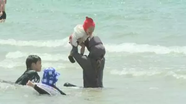 夏本番の光景！海水浴場に多くの人「おばあちゃんらと来た」砂浜で遊んだり海で泳いだり、思い思いに楽しむ人々