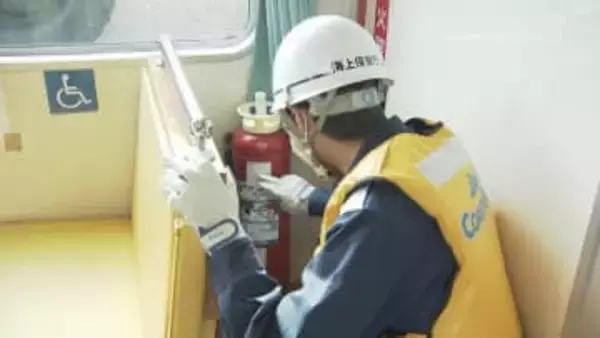 救命胴衣が定員数だけ備えられているか？　年末年始特別警戒フェリーで安全指導　山口・周南