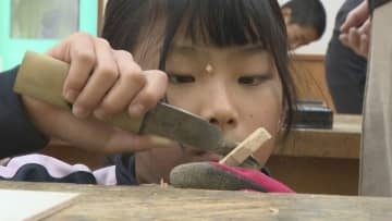 木のぬくもり感じて　児童がスプーン作り「お母さんの手作りシチューに使いたい」