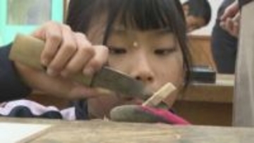 木のぬくもり感じて　児童がスプーン作り「お母さんの手作りシチューに使いたい」