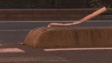 介護士女性（20）が重傷…軽乗用車が中央分離帯に衝突→反対車線で横転　山口