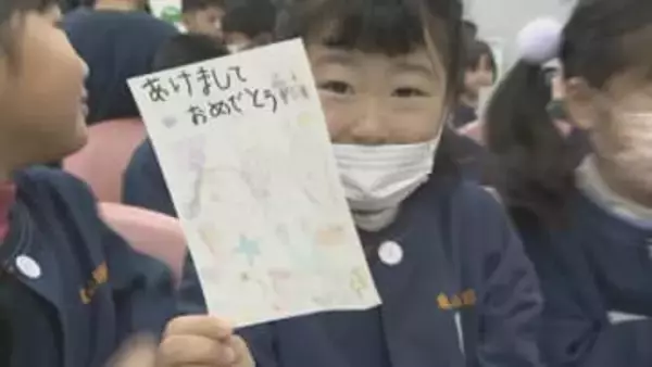 年賀状じまいと言わずにたくさん出して　年賀状受け付け開始　園児が年賀状を投かん　山口