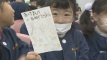 年賀状じまいと言わずにたくさん出して　年賀状受け付け開始　園児が年賀状を投かん　山口