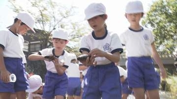 川底の石の裏に何が？児童が夢中で探したホタルのエサ　山口