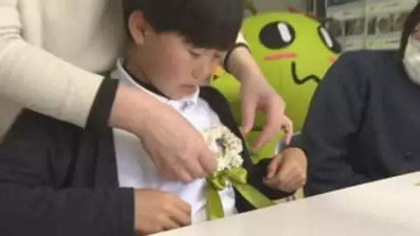 卒業生に感謝の気持ちを込めて…在校生が地元和紙でコサージュづくり「一生の思い出になる卒業式を迎えてほしい」