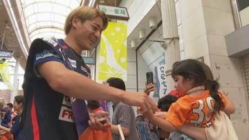 「最短でのJ２復帰を」　レノファ山口の監督や選手が商店街でパレード　山口