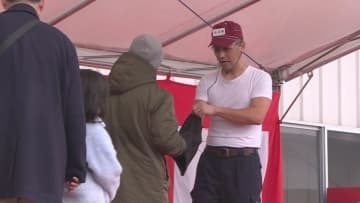 フグ鍋に長い行列　600人を無料でふるまう　「袋競り」体験も　恒例「ふくの日まつり」