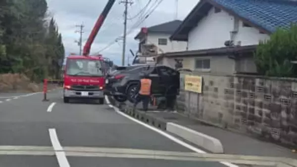 乗用車が民家に突っ込む 高齢男性を搬送　山口・宇部