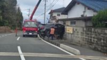 乗用車が民家に突っ込む 高齢男性を搬送　山口・宇部