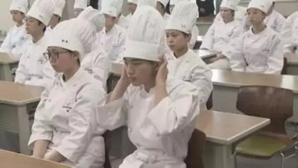 共学化で初の男子生徒も　高校調理科で戴帽式　40人が決意を新たに　山口