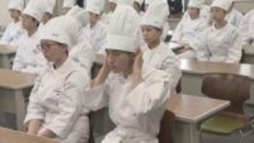 共学化で初の男子生徒も　高校調理科で戴帽式　40人が決意を新たに　山口