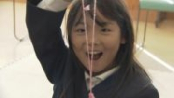 竹とんぼやこま回しで地域の人と交流 児童が昔の遊びを体験　山口・下松