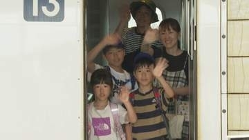 「今度は正月、それまで頑張る」　別れを惜しむ姿も　Ｕターンラッシュピーク　上りののぞみは終日ほぼ満席