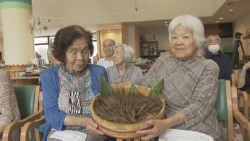 敬老の日を前に老人ホームに「上関車海老」贈呈“体長１５センチ・重さ３０グラムの立派なサイズ”児童は元気に「エビダンス」披露