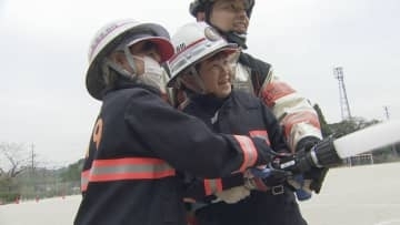 「けっこう重かった、消防士さんすごい」消防服を着て放水体験も･･･ 小学校で防火学習　山口・光