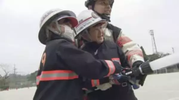 「けっこう重かった、消防士さんすごい」消防服を着て放水体験も･･･ 小学校で防火学習　山口・光