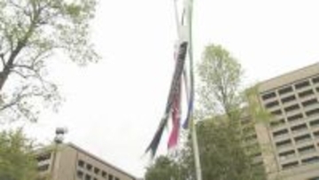 青空に悠々と　こどもの日を前にこいのぼり　園児たちが掲揚　山口県庁前庭