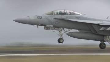 アメリカ軍岩国基地所属の空母艦載機も参加　硫黄島FCLP報道公開