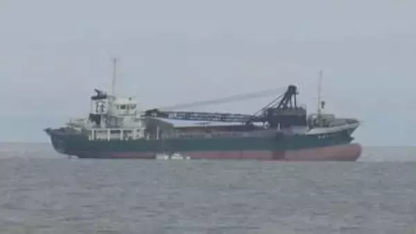 岩場に乗り上げの貨物船が離礁　山口市沖の瀬戸内海